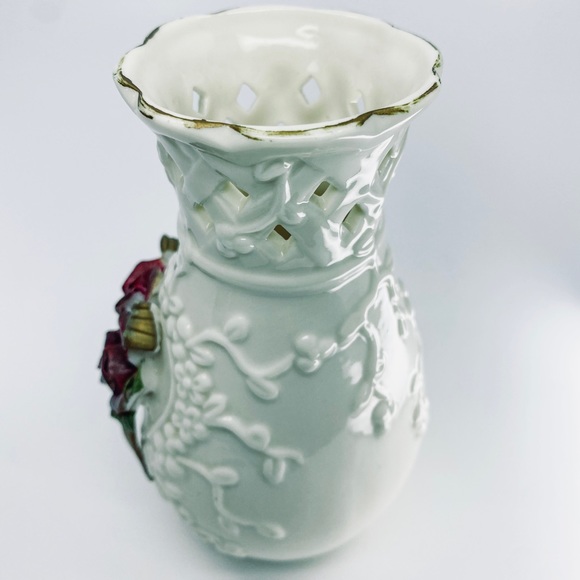 Porcelain 3D Ivory Weave & Red Roses Bud Vase Hand-painted 5.5” Tall Gold Trim - Picture 10 of 12